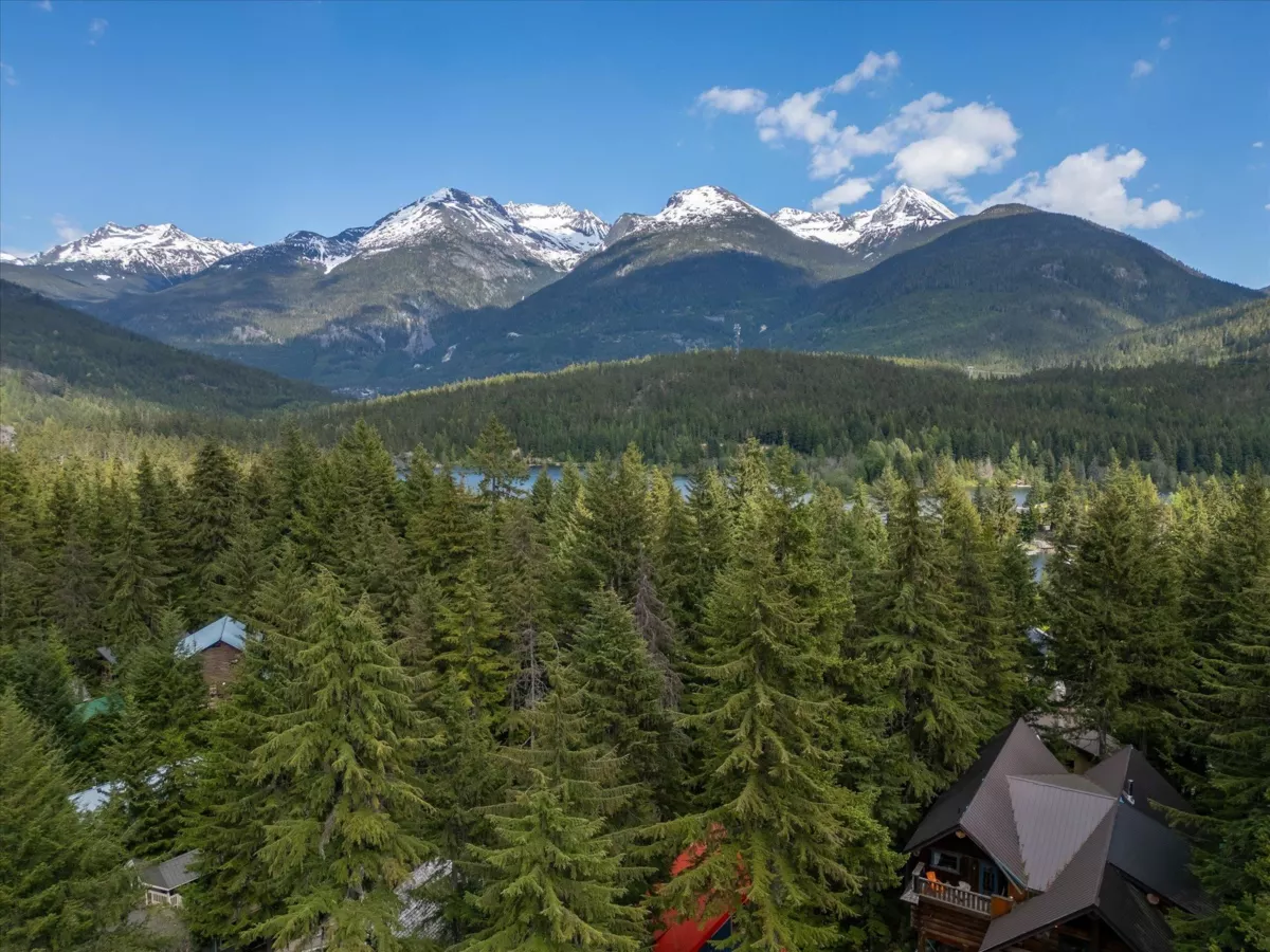 Living Room Photo of 9389 Emerald Drive, Whistler, BC