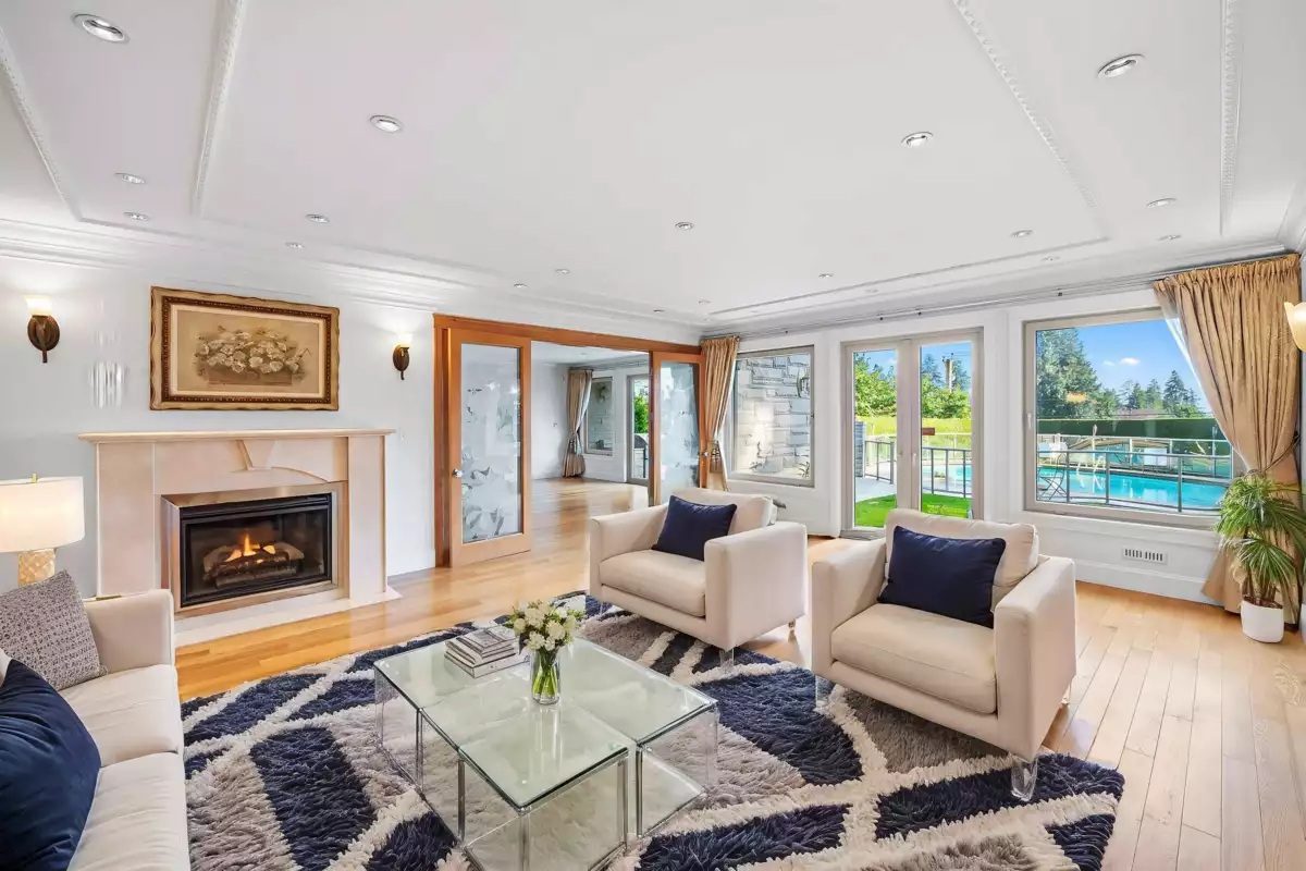Kitchen Island Photo of 1361 Mathers Avenue, West Vancouver, BC
