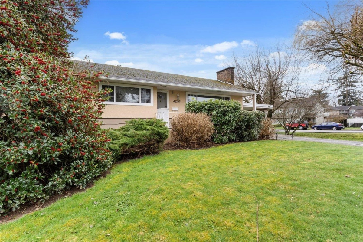 Living Room Photo of 46268 Strathcona Road, Chilliwack, BC
