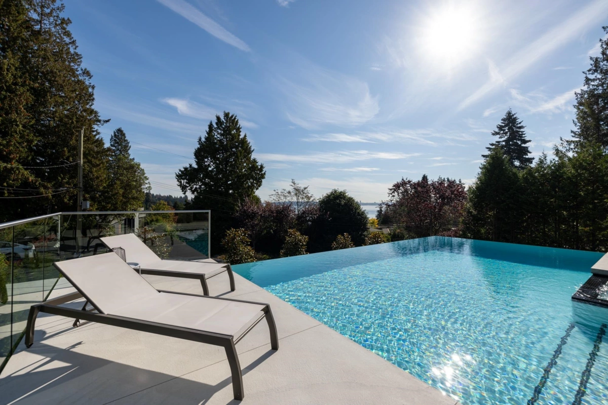 Entry Foyer Photo of 449 Hillcrest Street, West Vancouver, BC
