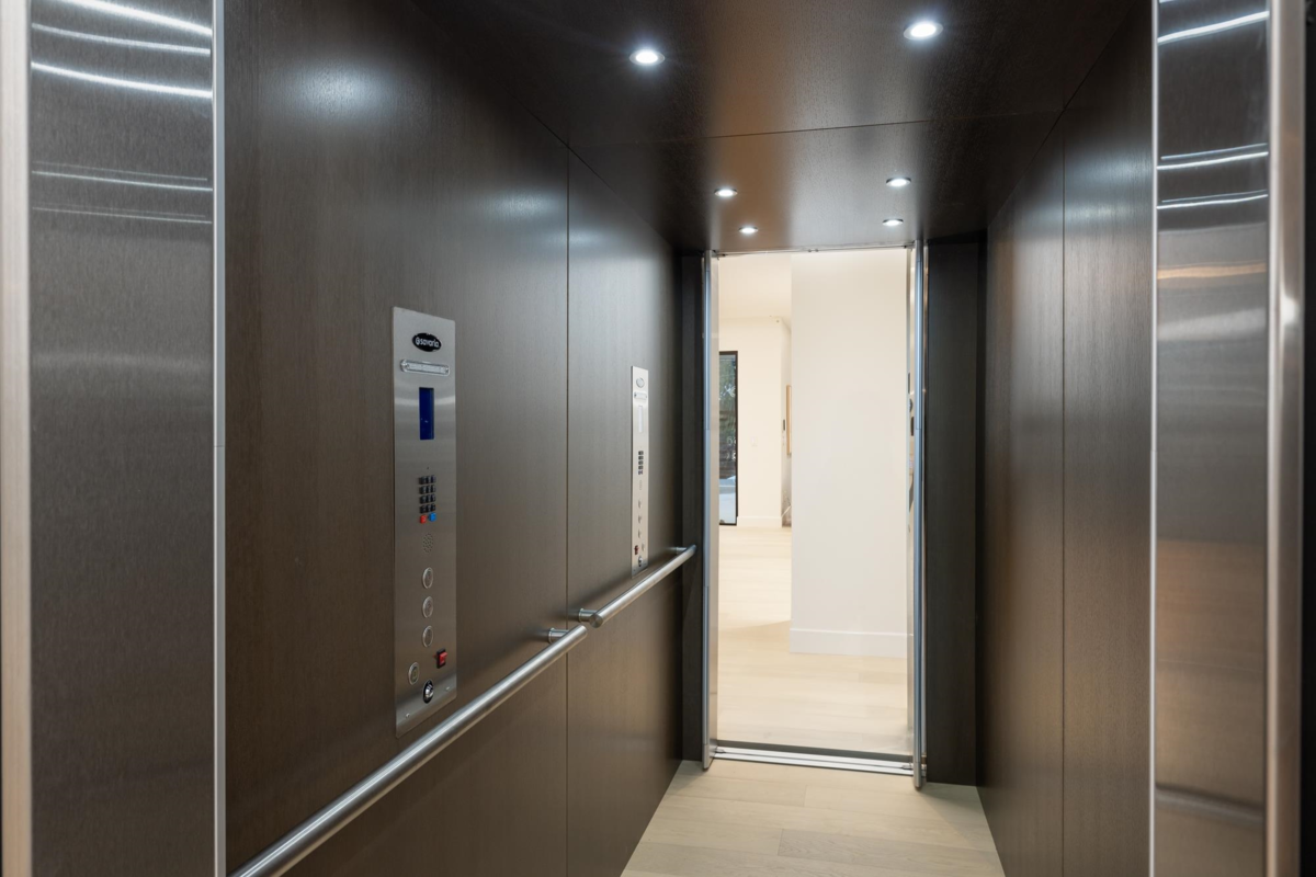 Garage Interior Photo of 449 Hillcrest Street, West Vancouver, BC