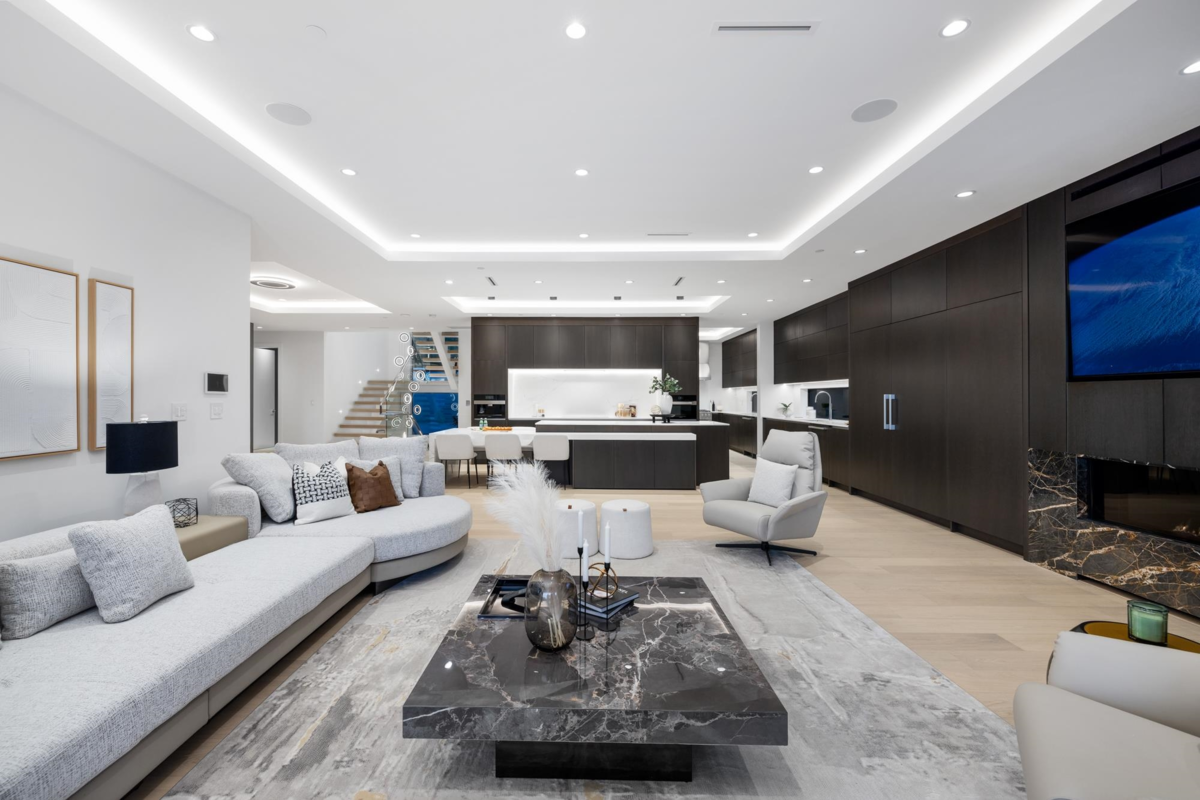 Walk-In Closet Photo of 449 Hillcrest Street, West Vancouver, BC