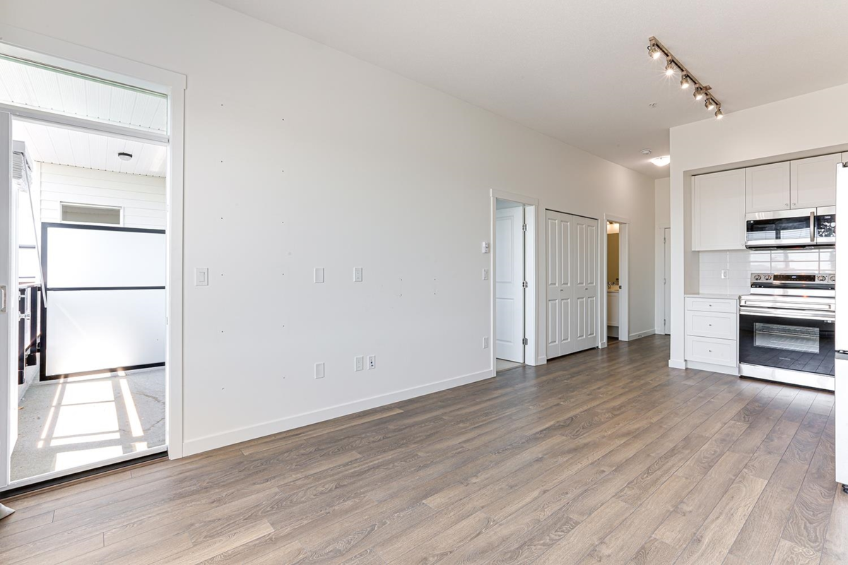 Kitchen Photo of 610 15858 Fraser Highway, Surrey, BC