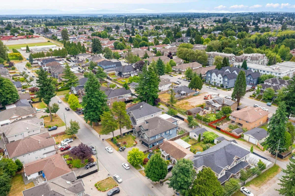 Living Room Photo of 12070 76a Avenue, Surrey, BC