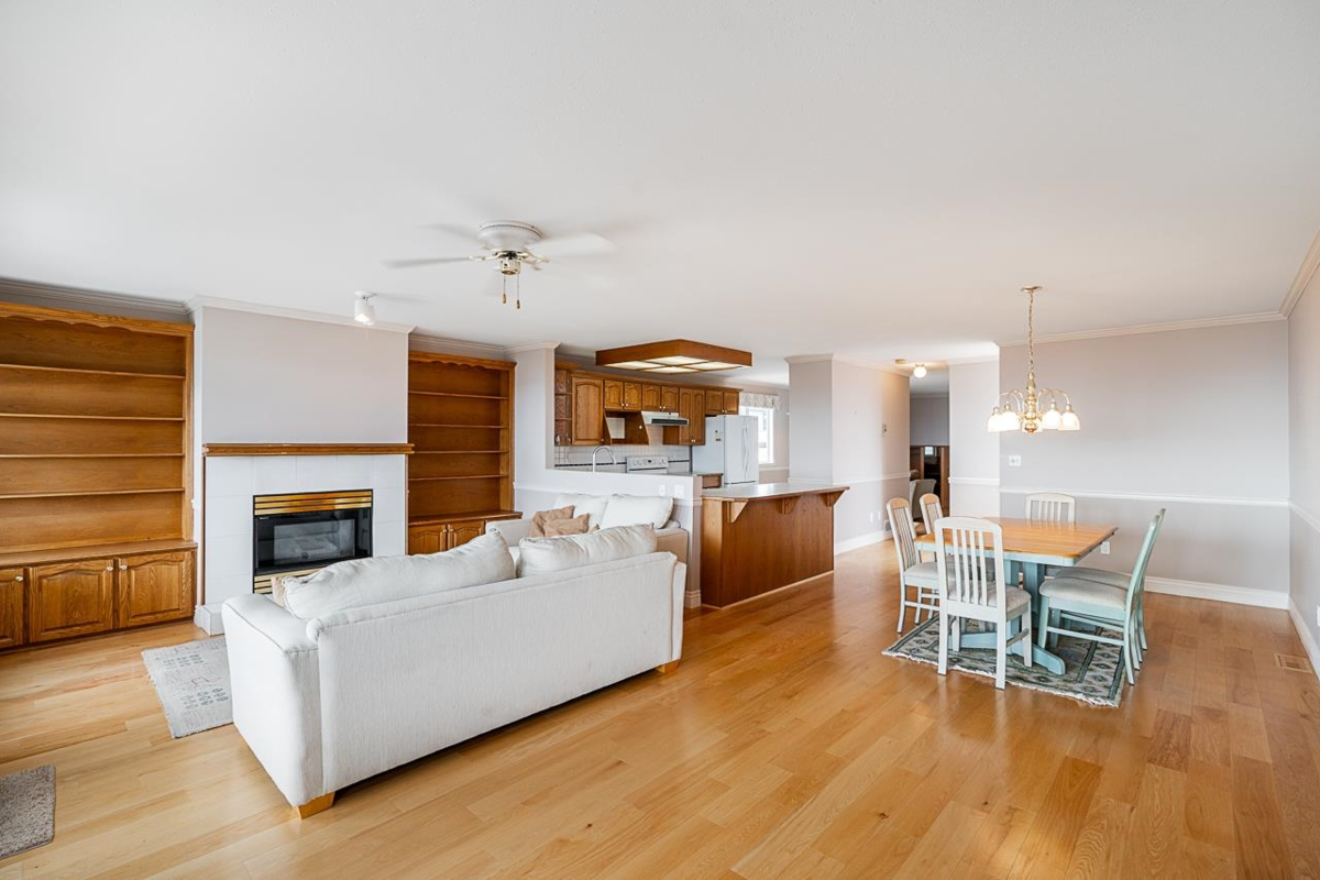 Dining Area Photo of 15154 Beachview Avenue, White Rock, BC