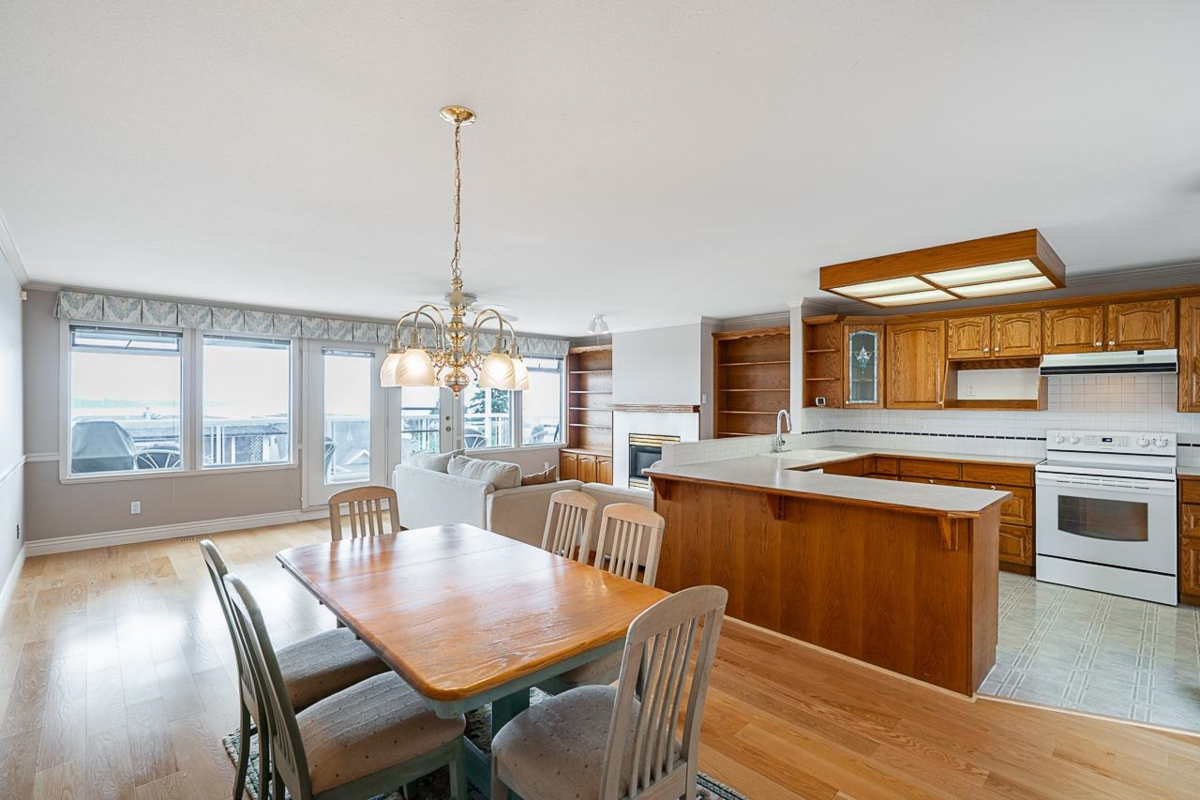 Living Room Photo of 15154 Beachview Avenue, White Rock, BC