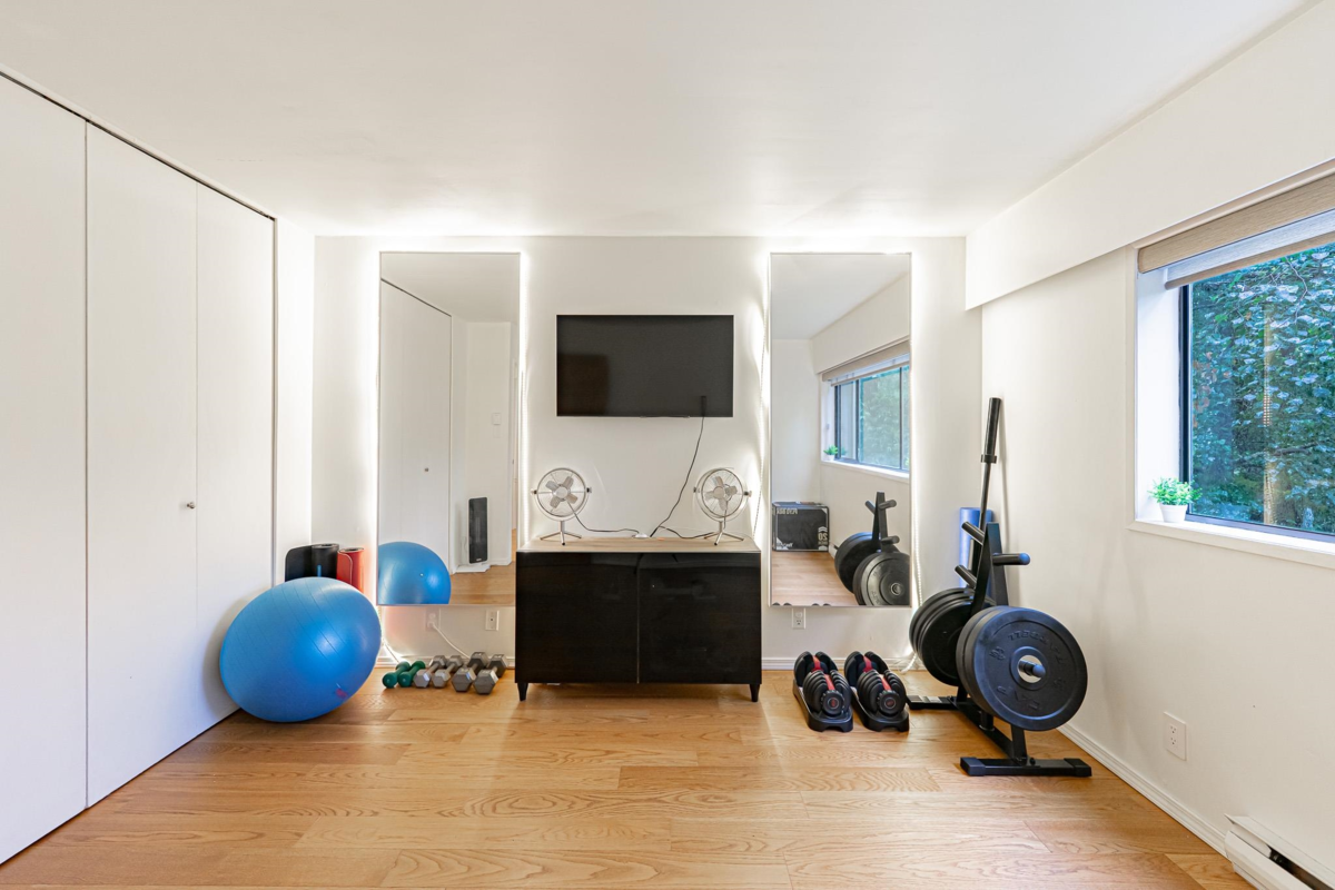 Backyard Photo of 5 1786 Esquimalt Avenue, West Vancouver, BC