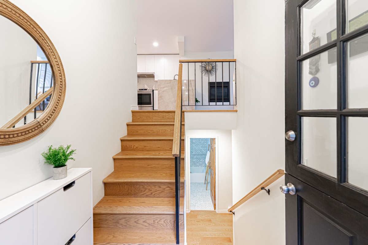 Entry Foyer Photo of 5 1786 Esquimalt Avenue, West Vancouver, BC