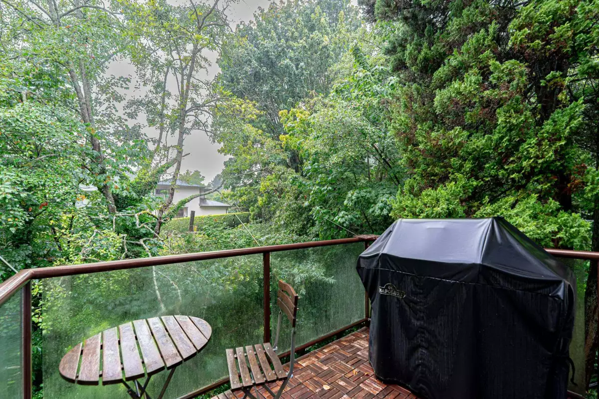 Front Yard Photo of 5 1786 Esquimalt Avenue, West Vancouver, BC