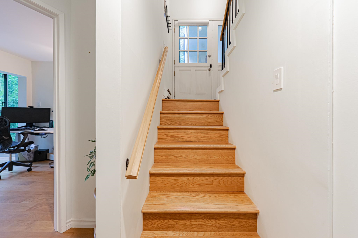 Hallway Photo of 5 1786 Esquimalt Avenue, West Vancouver, BC
