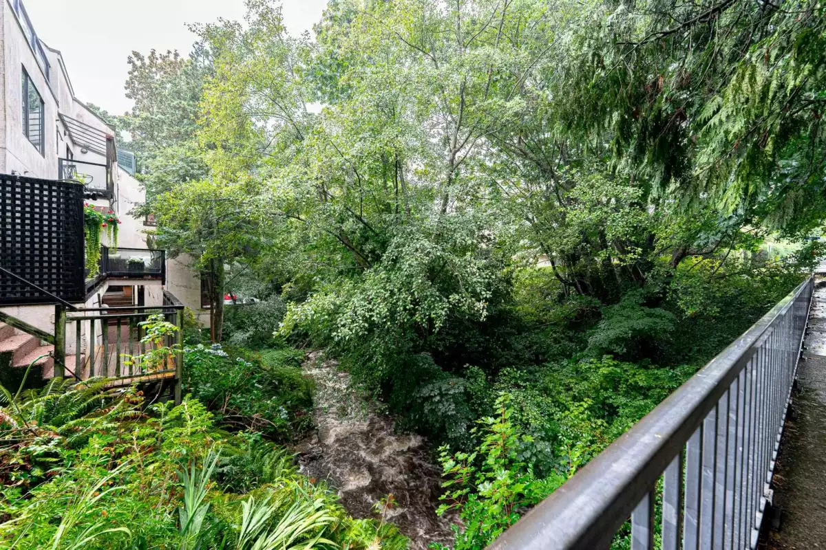 Hot Tub / Spa Photo of 5 1786 Esquimalt Avenue, West Vancouver, BC