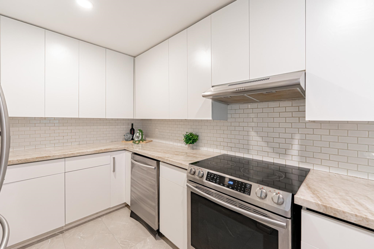 Kitchen Island Photo of 5 1786 Esquimalt Avenue, West Vancouver, BC