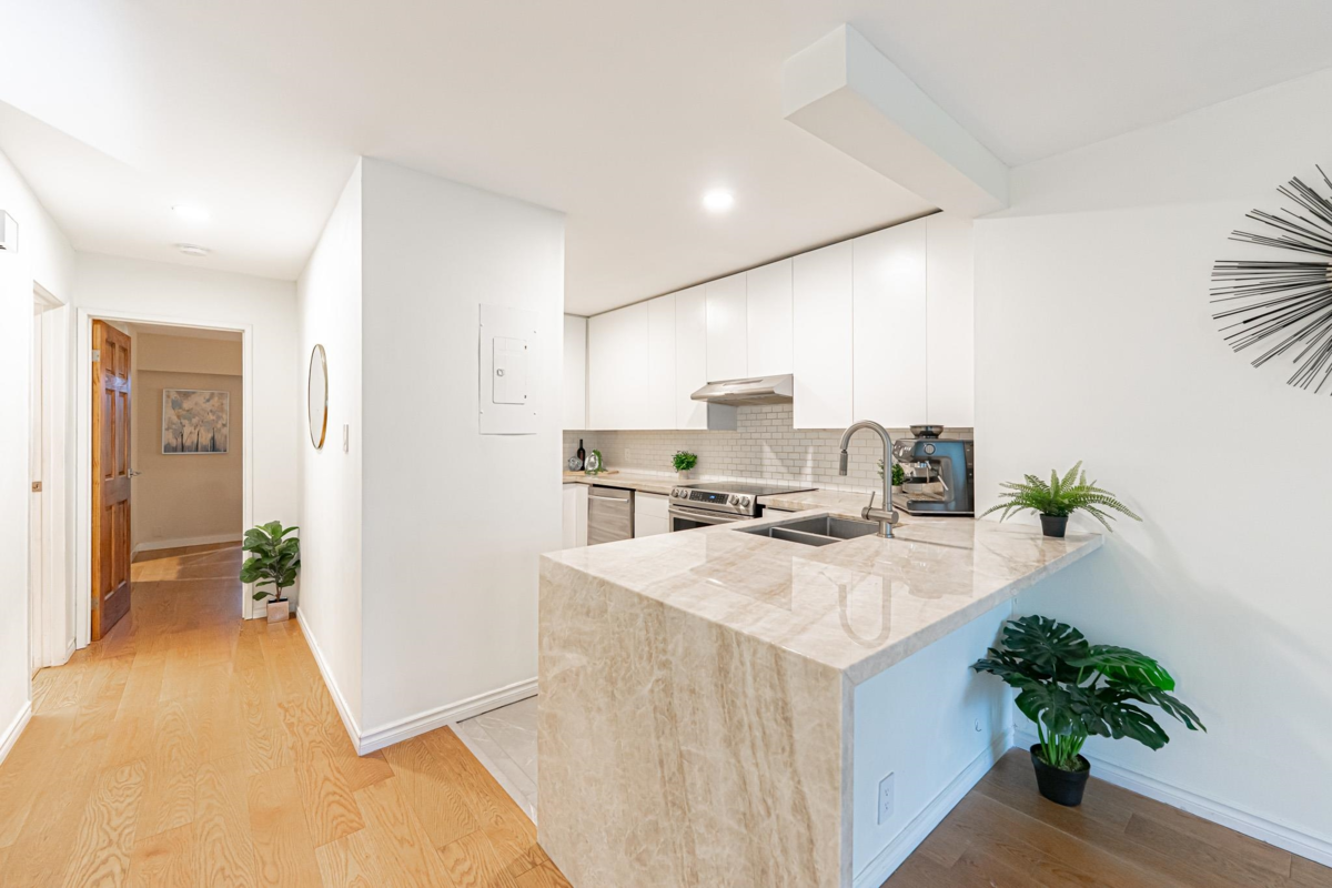 Kitchen Photo of 5 1786 Esquimalt Avenue, West Vancouver, BC