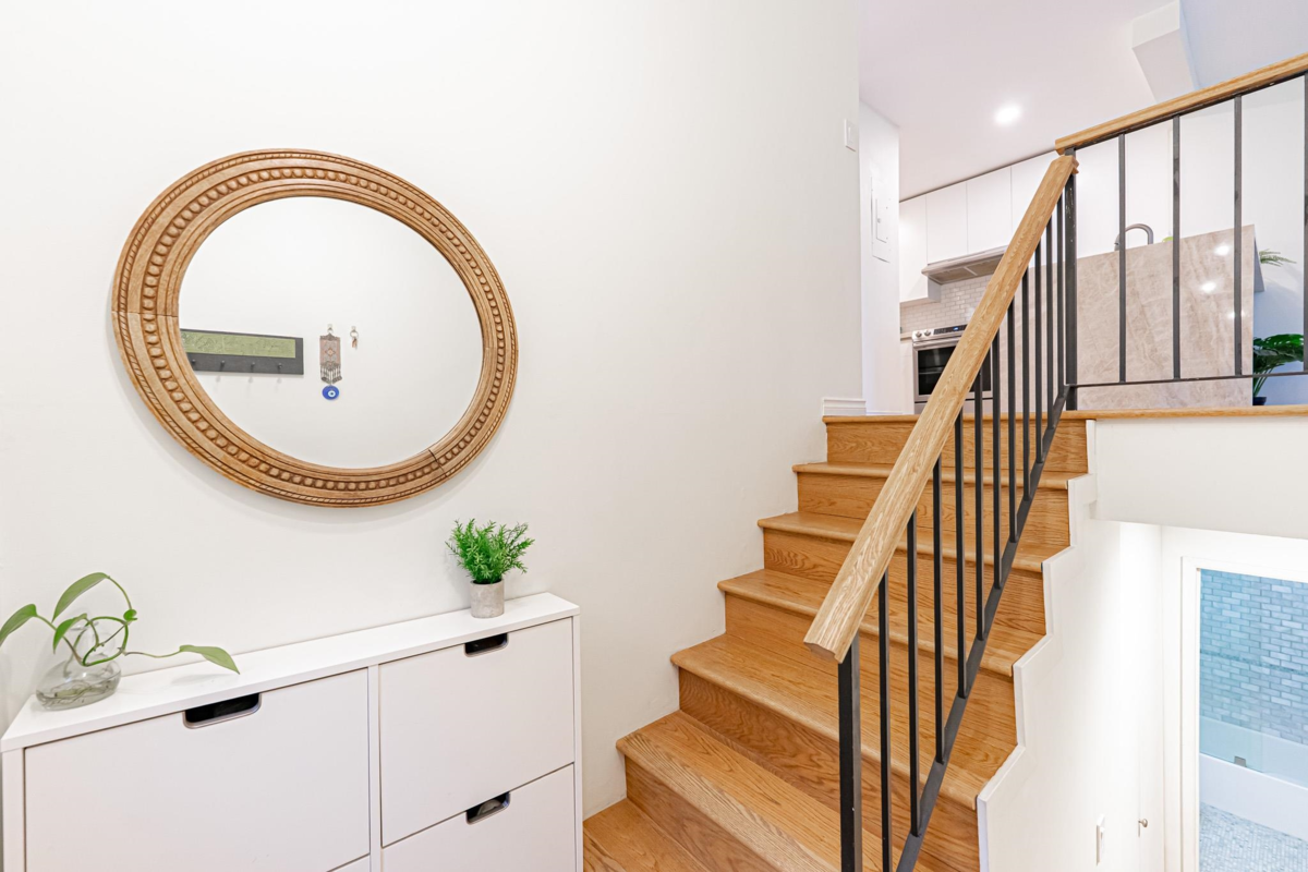 Mudroom Photo of 5 1786 Esquimalt Avenue, West Vancouver, BC