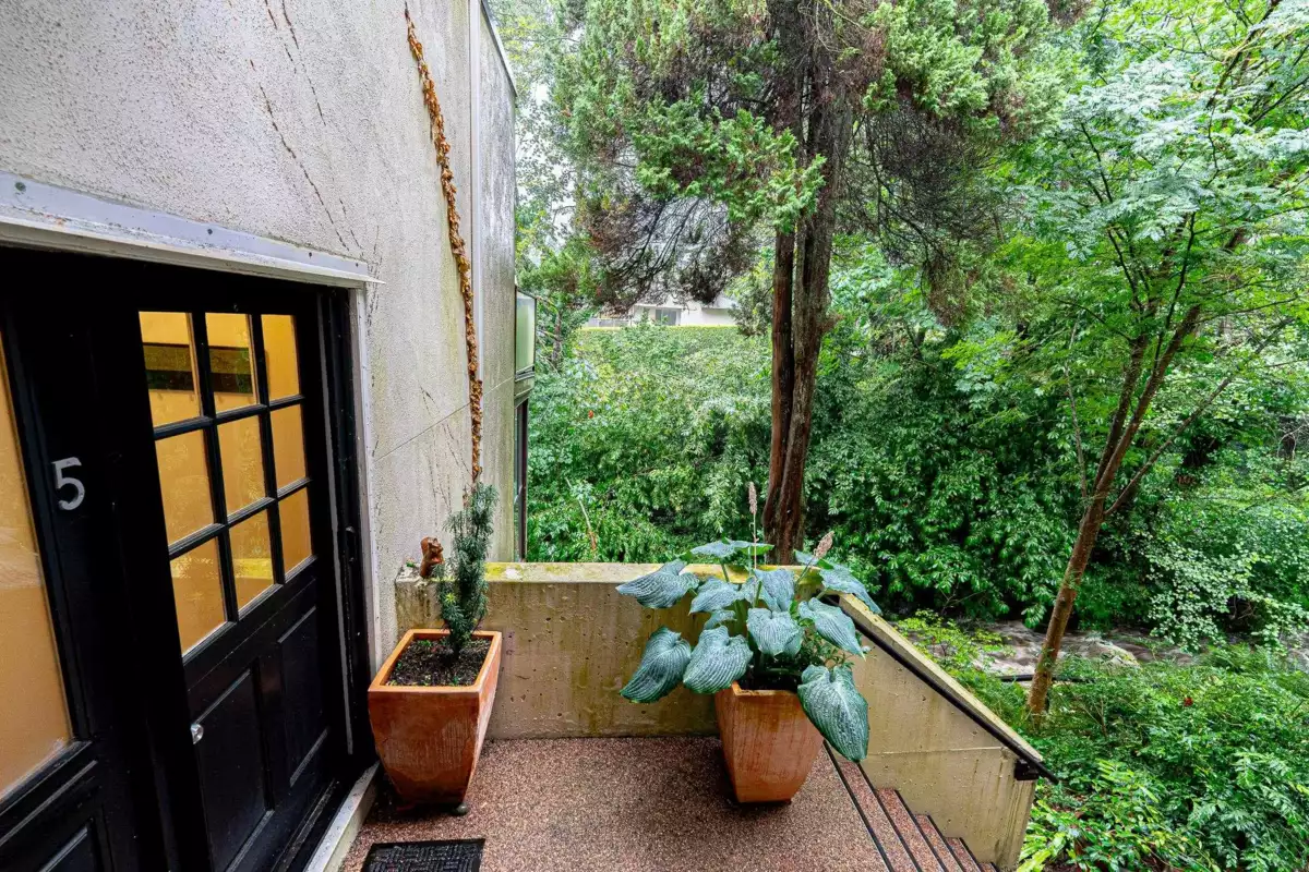 Swimming Pool Photo of 5 1786 Esquimalt Avenue, West Vancouver, BC