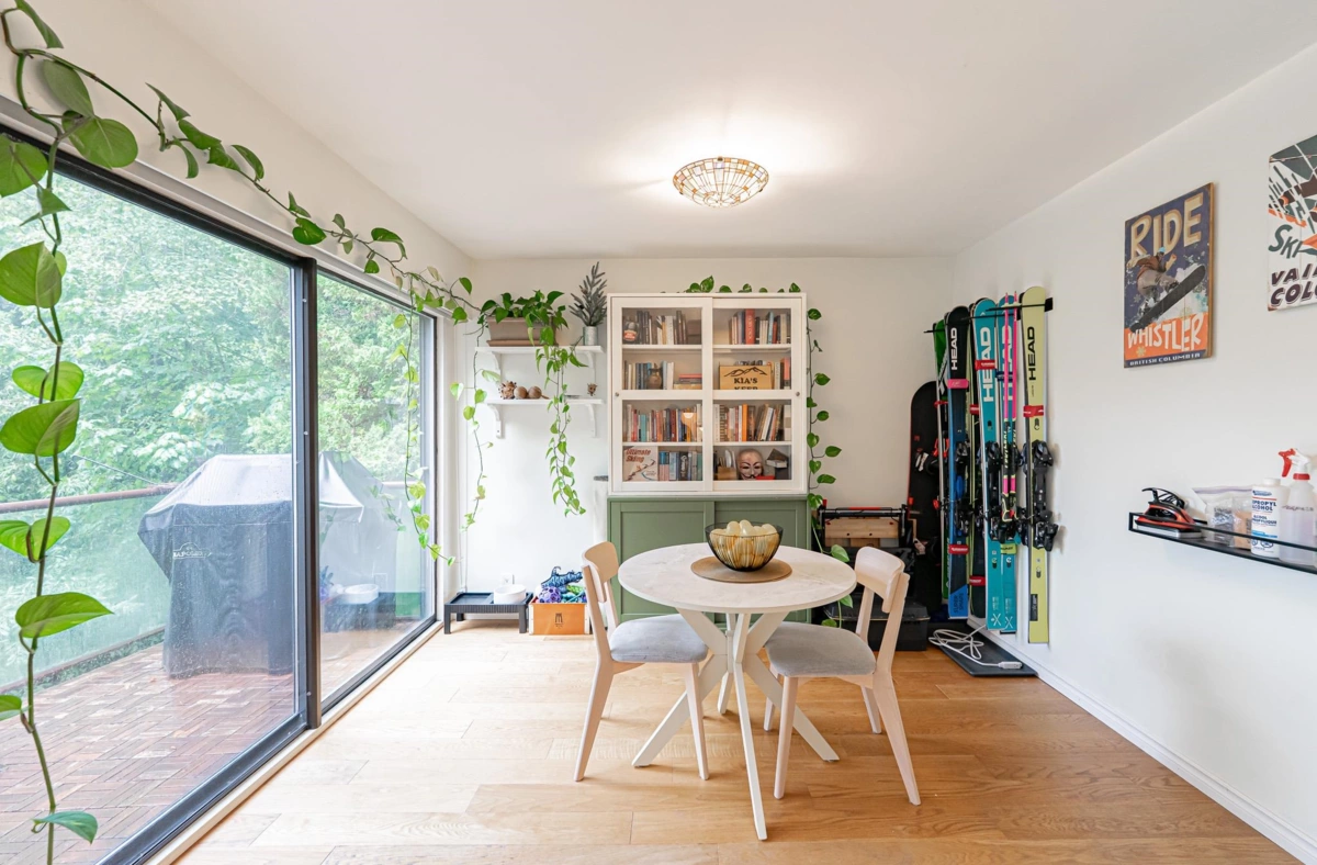 Walk-In Closet Photo of 5 1786 Esquimalt Avenue, West Vancouver, BC