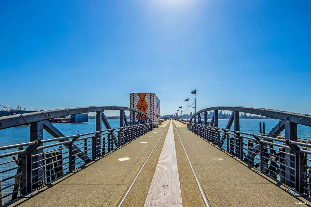 Front Yard Photo of 1002 188 E Esplanade Esplanade, North Vancouver, BC