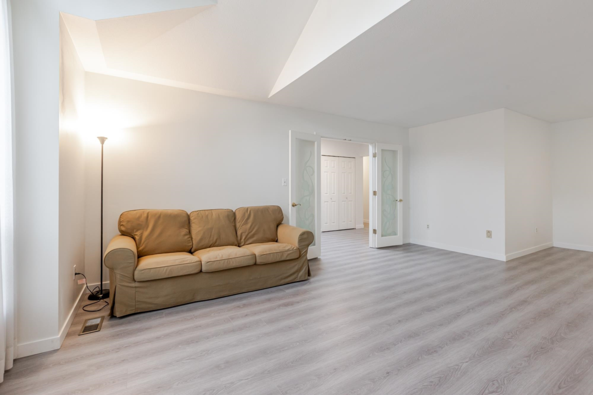 Kitchen Island Photo of 10467 Glenbrook Grove, Surrey, BC