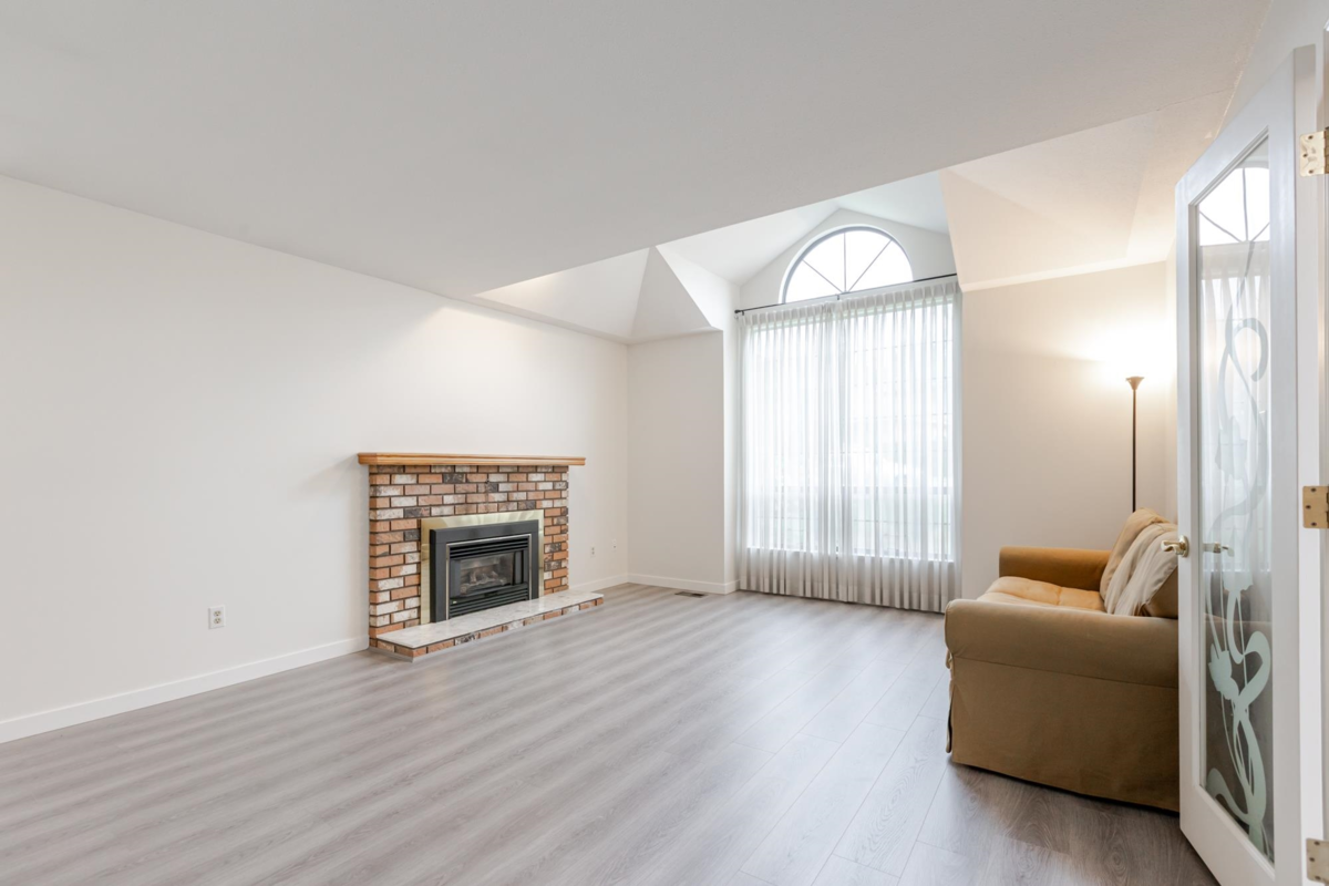 Kitchen Photo of 10467 Glenbrook Grove, Surrey, BC