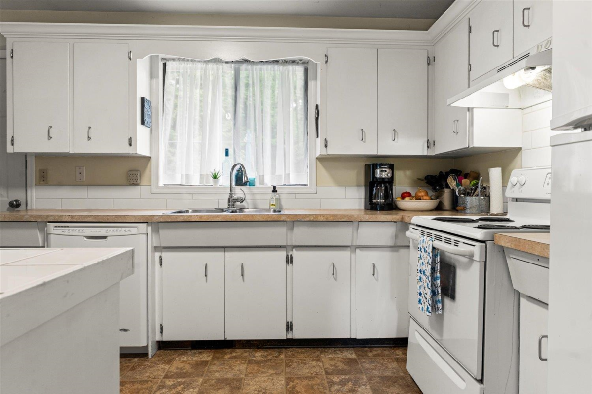 Bedroom 2 Photo of 35063 Delair Road, Abbotsford, BC