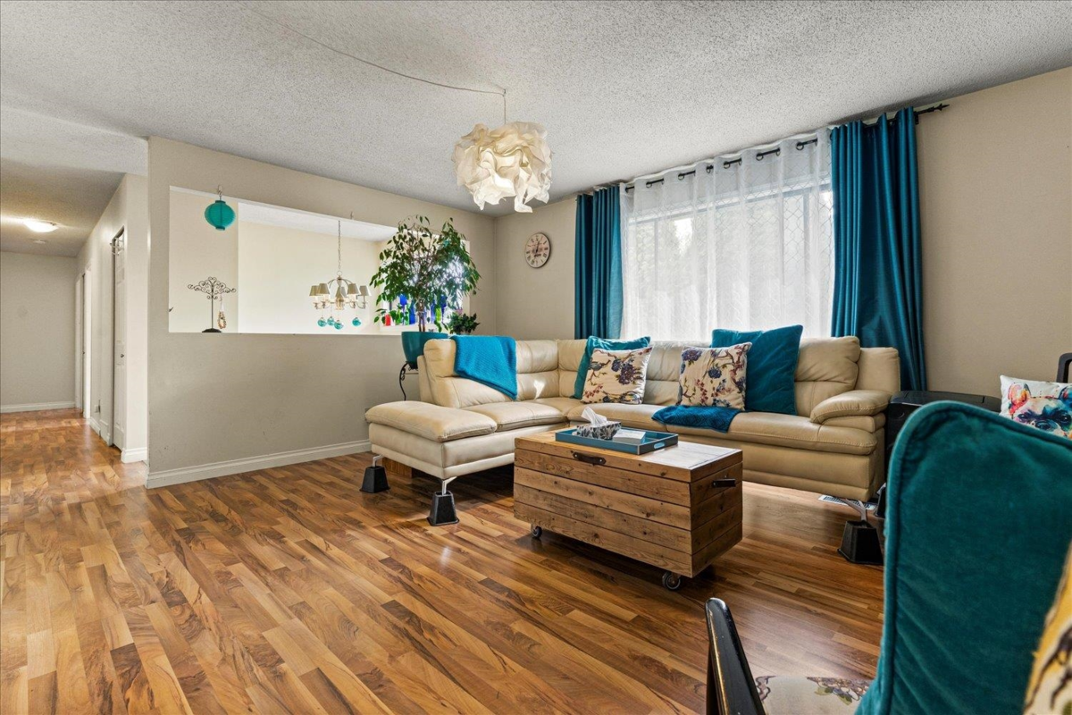 Kitchen Island Photo of 35063 Delair Road, Abbotsford, BC