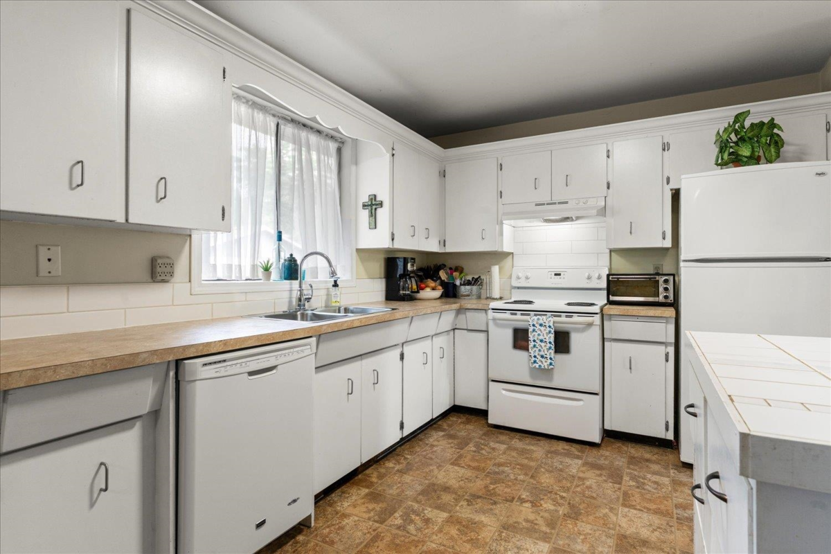 Primary Bathroom Photo of 35063 Delair Road, Abbotsford, BC