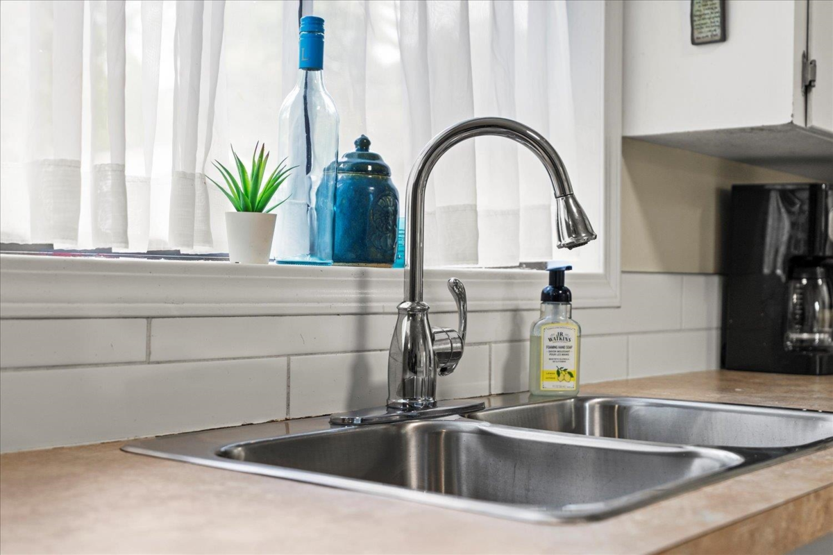 Walk-In Closet Photo of 35063 Delair Road, Abbotsford, BC