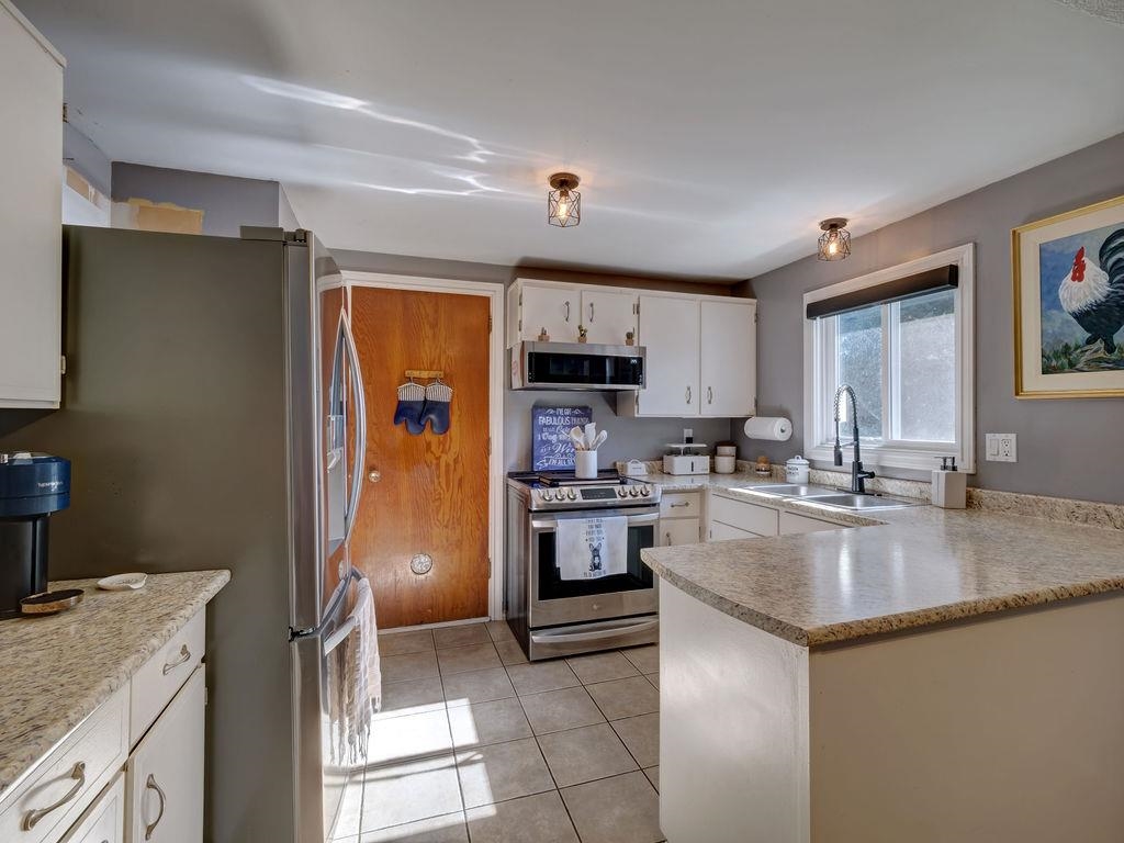 Kitchen Photo of 6275 Norwest Bay Road, Sechelt, BC