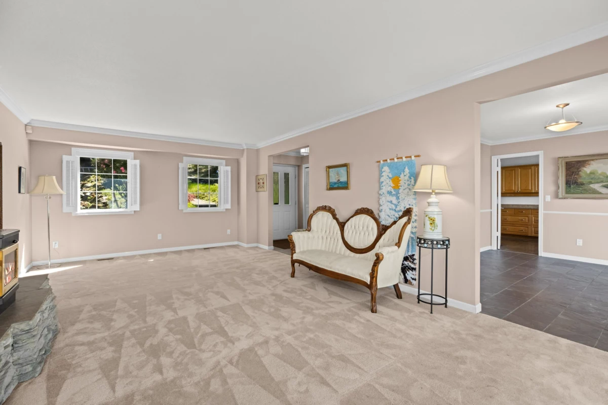 Breakfast Nook Photo of 4 Strachan Point Road, West Vancouver, BC