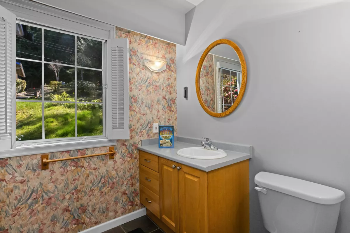 Guest Bathroom Photo of 4 Strachan Point Road, West Vancouver, BC