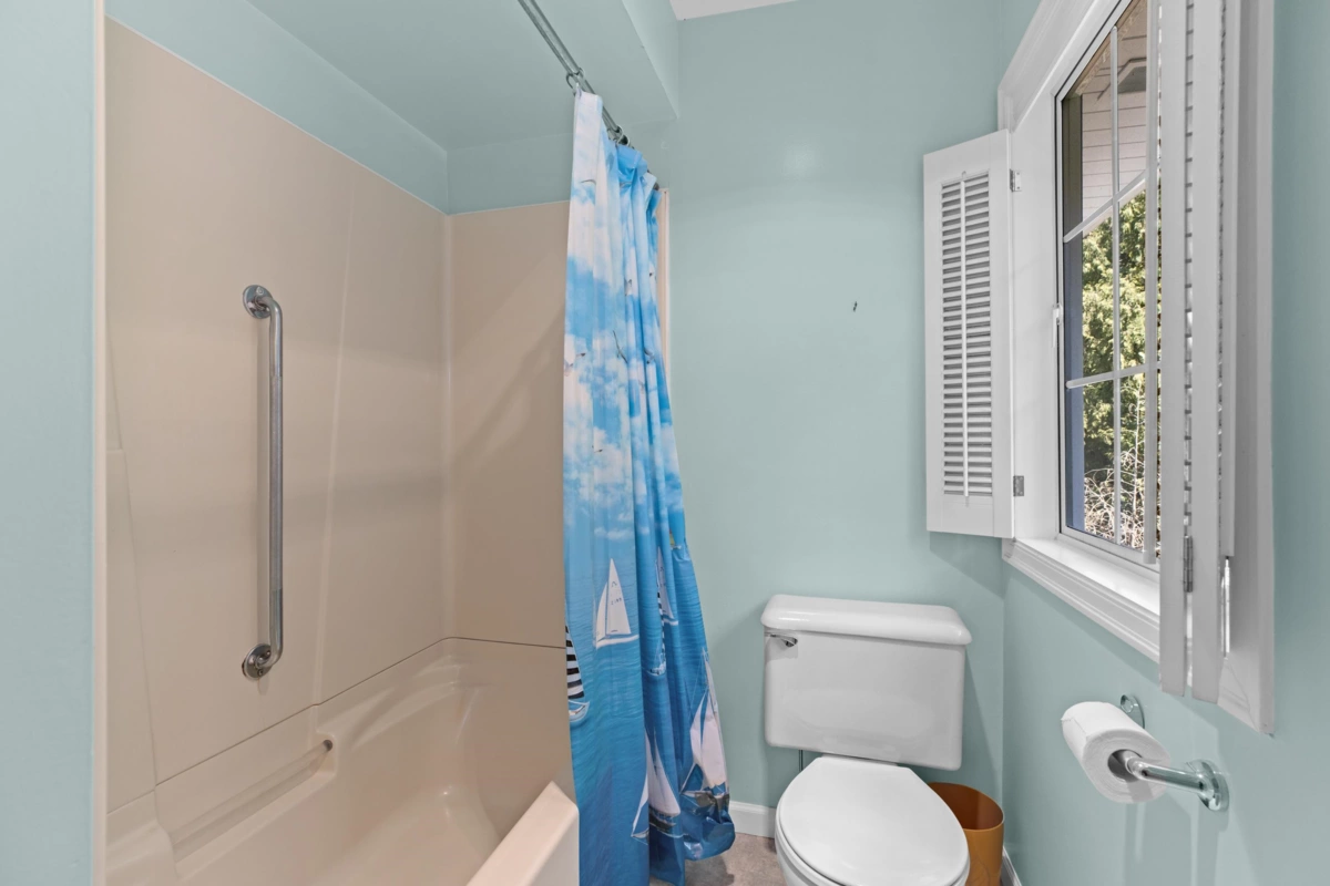 Hallway Photo of 4 Strachan Point Road, West Vancouver, BC