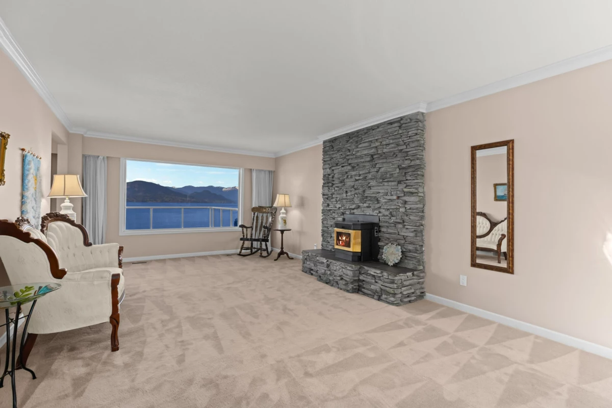 Kitchen Island Photo of 4 Strachan Point Road, West Vancouver, BC