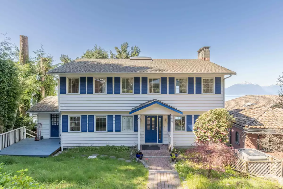 Living Room Photo of 4 Strachan Point Road, West Vancouver, BC