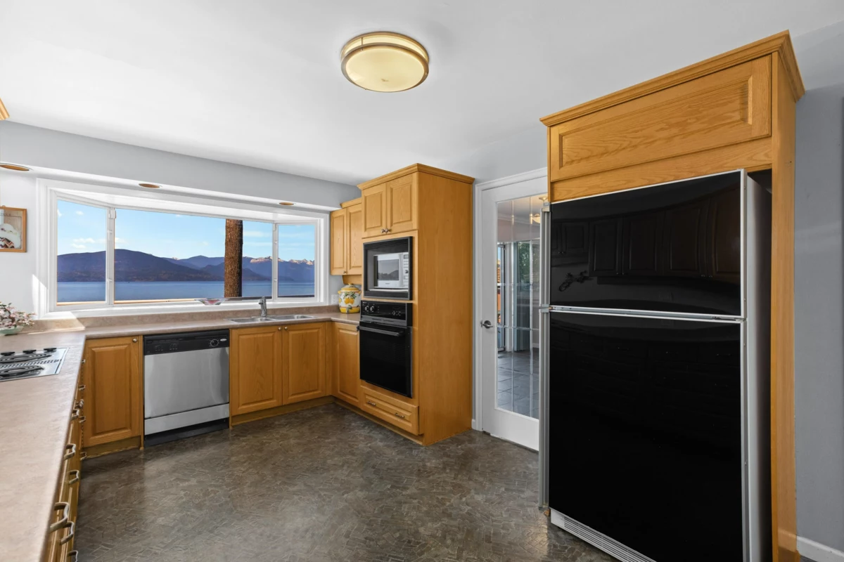 Primary Bathroom Photo of 4 Strachan Point Road, West Vancouver, BC