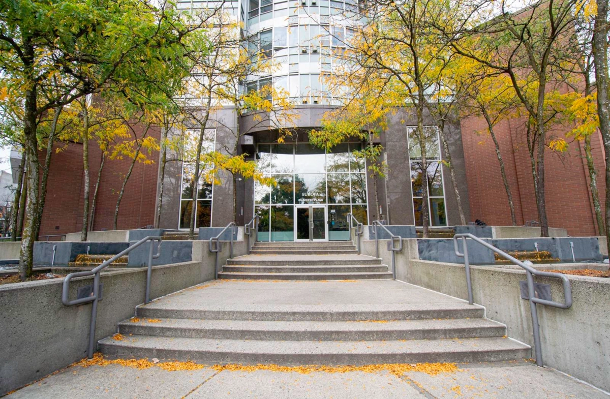 Kitchen Island Photo of 2510 63 Keefer Place, Vancouver, BC