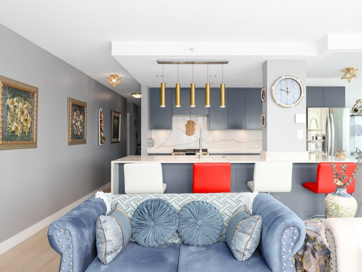 Kitchen Island Photo of 1006 980 Cooperage Way, Vancouver, BC