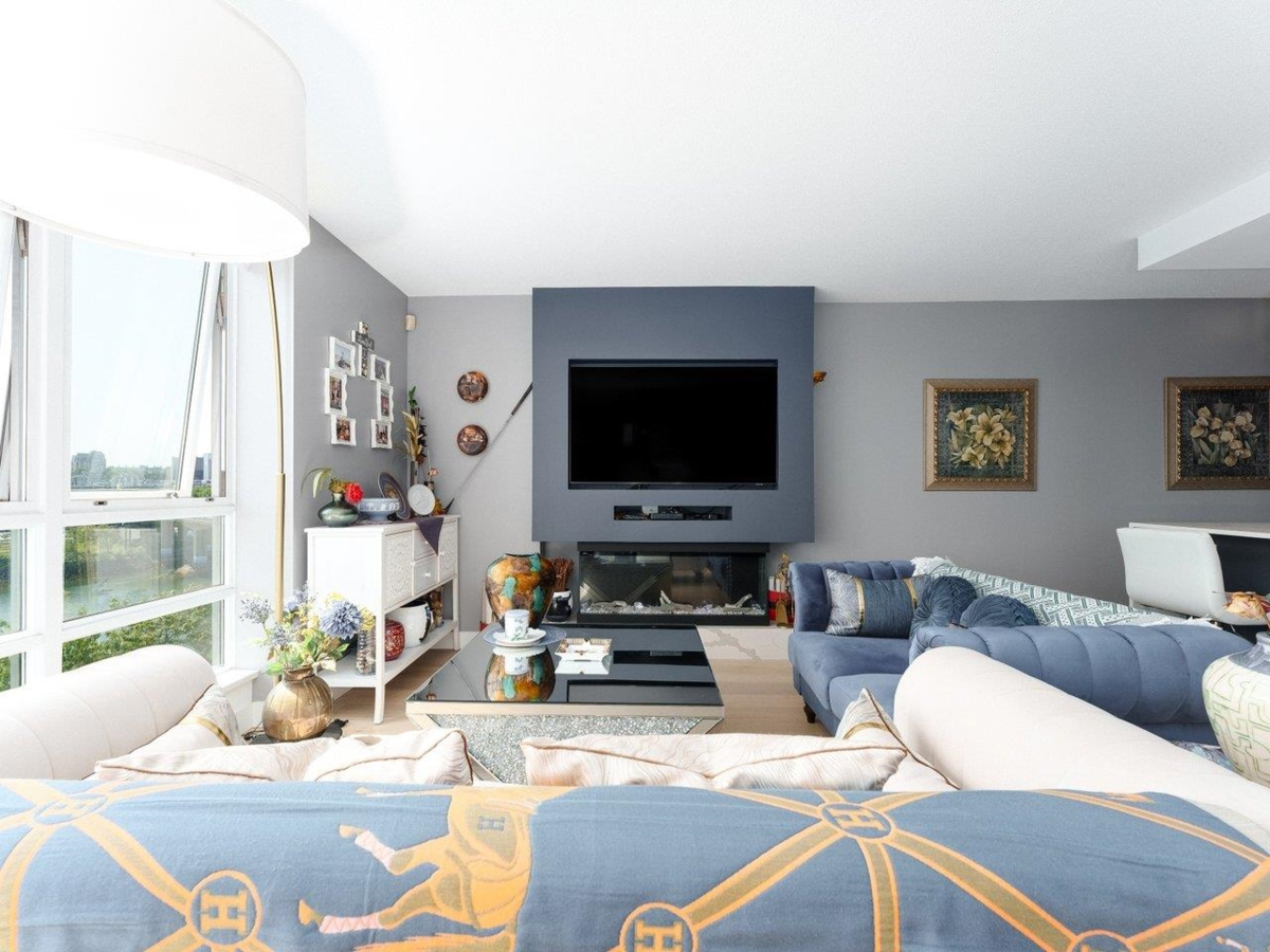 Living Room Photo of 1006 980 Cooperage Way, Vancouver, BC