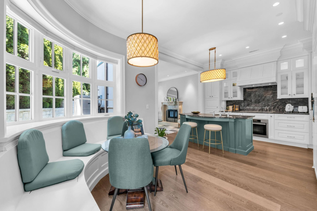 Kitchen Island Photo of 4348 Erwin Drive, West Vancouver, BC