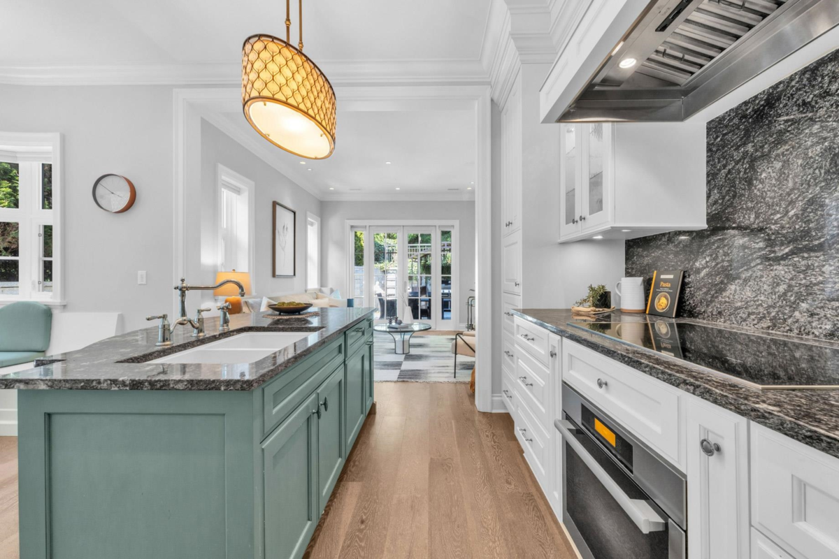 Walk-In Closet Photo of 4348 Erwin Drive, West Vancouver, BC