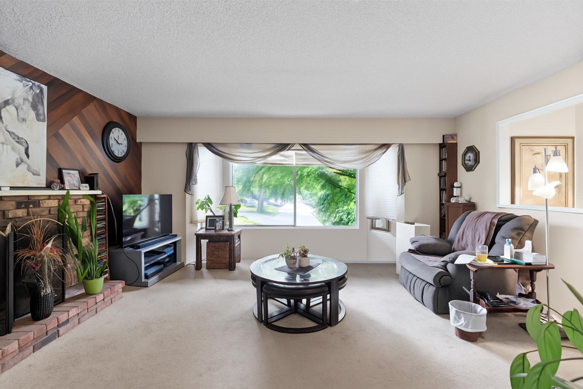 Kitchen Island Photo of 11829 218 Street, Maple Ridge, BC