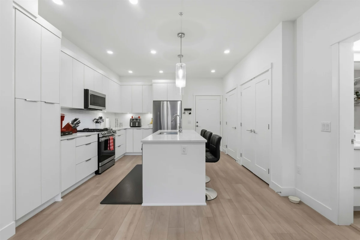 Kitchen Island Photo of 415 22633 Selkirk Avenue, Maple Ridge, BC