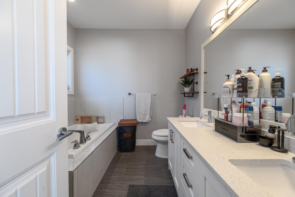 Powder Room Photo of 46874 Sylvan Drive, Chilliwack, BC