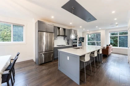 Kitchen Island Photo of 3 15885 16 Avenue, Surrey, BC