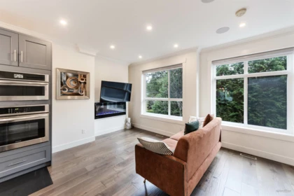 Kitchen Photo of 3 15885 16 Avenue, Surrey, BC