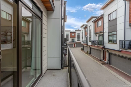 Walk-In Closet Photo of 3 15885 16 Avenue, Surrey, BC