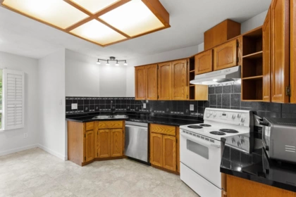 Laundry Room Photo of 32925 Orchid Court, Mission, BC