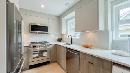 Kitchen Island Photo of 1157 Keefer Street, Vancouver, BC