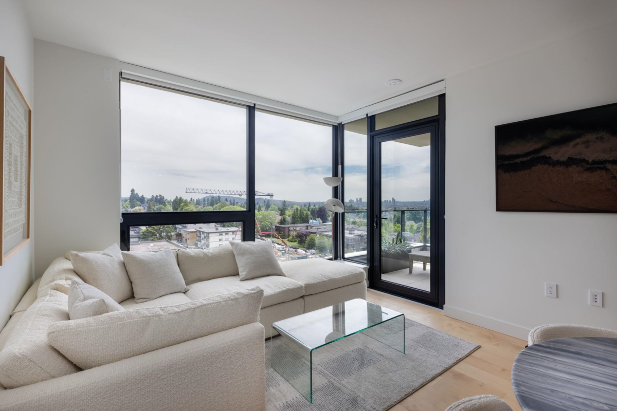 Living Room Photo of 901 135 E 13th Street, North Vancouver, BC