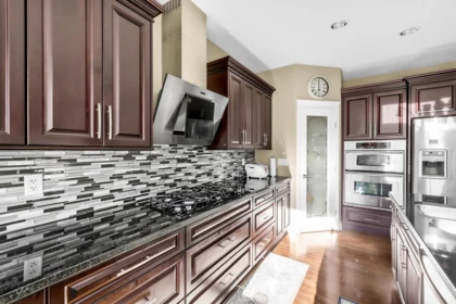 Kitchen Island Photo of 26500 124 Avenue, Maple Ridge, BC