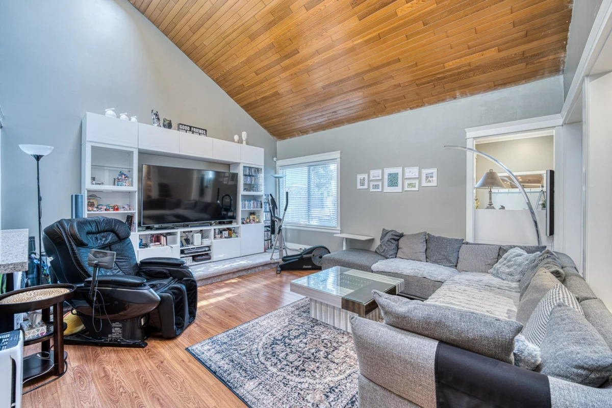 Kitchen Island Photo of 10690 Hollybank Drive, Richmond, BC
